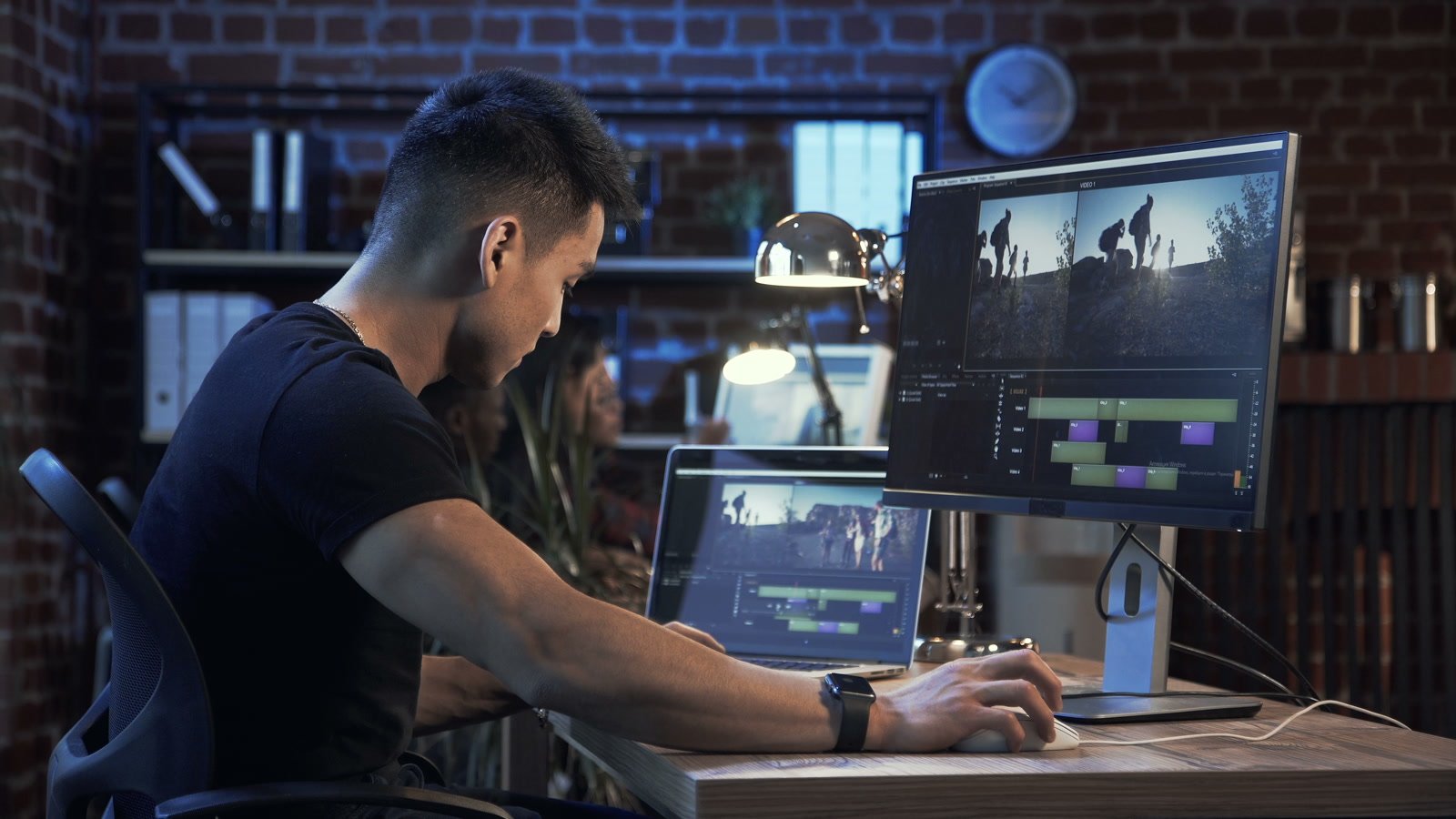 Illustration Envato : un monteur vidéo travaille sur sa timeline