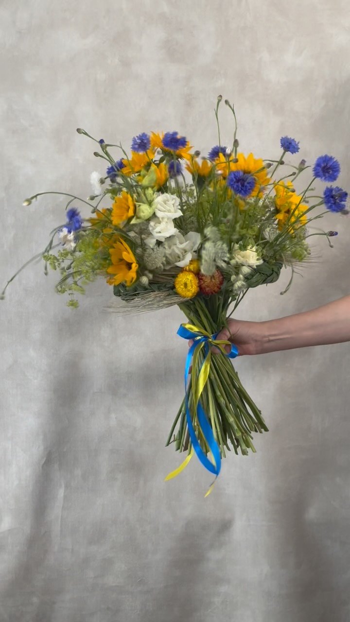 Bouquet bleu, jaune et blanc créé par Harmonie
