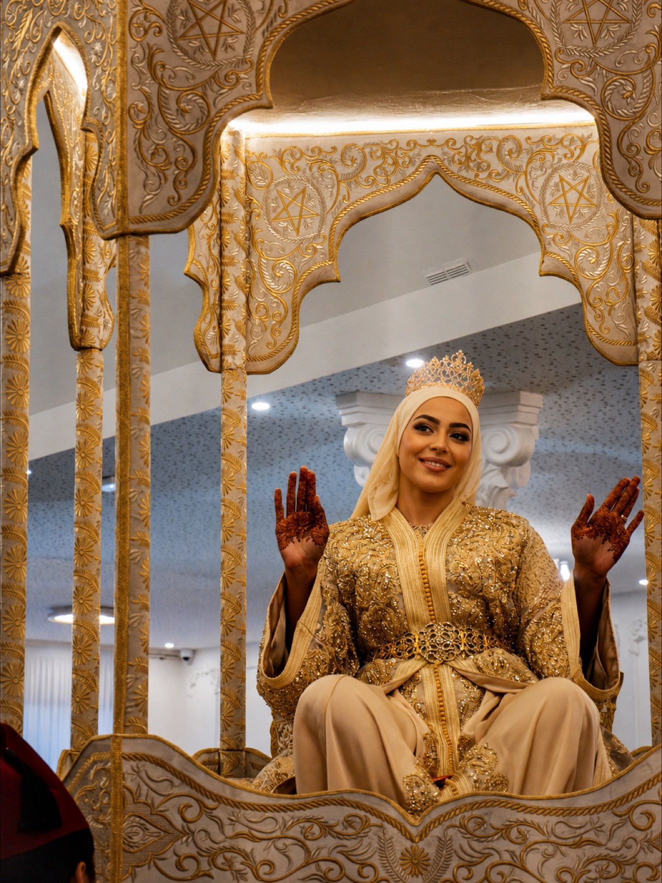 Visuel d'ambiance avec une mariée installée dans une amariya traditionnelle