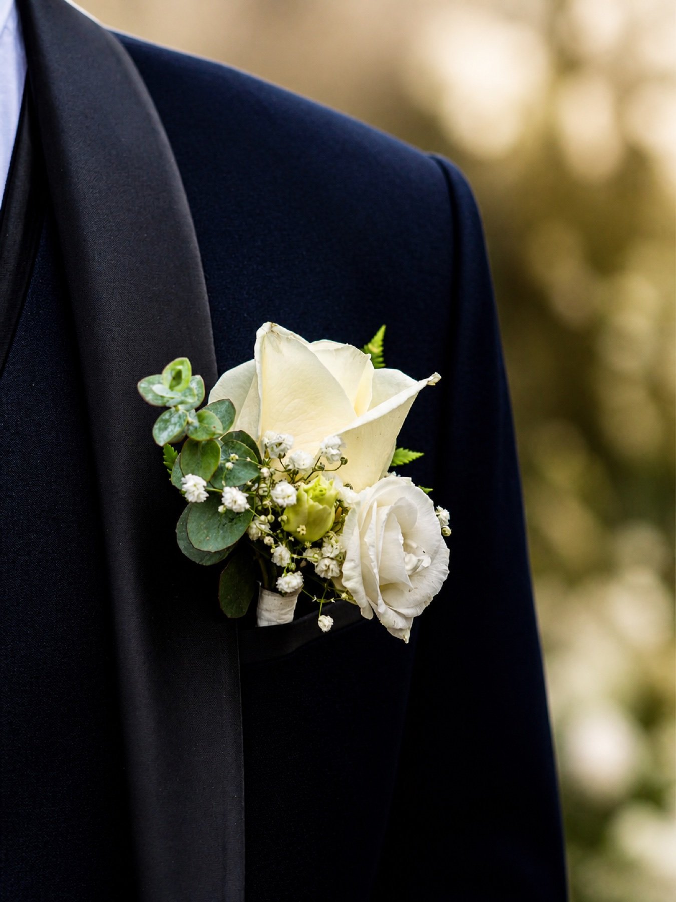 Visuel d'ambiance montrant le détail de la boutonnière du marié