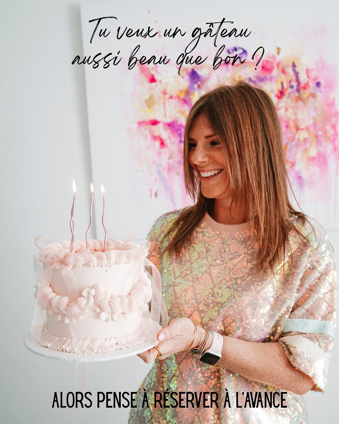Audrey tenant un gâteau d’anniversaire P’tit Cake