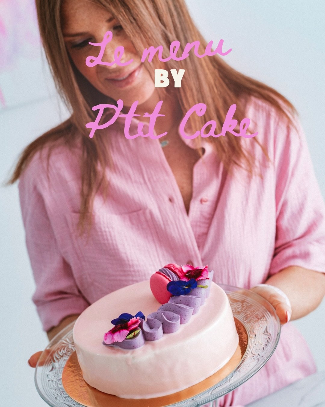 Audrey présentant une pâtisserie rose P’tit Cake