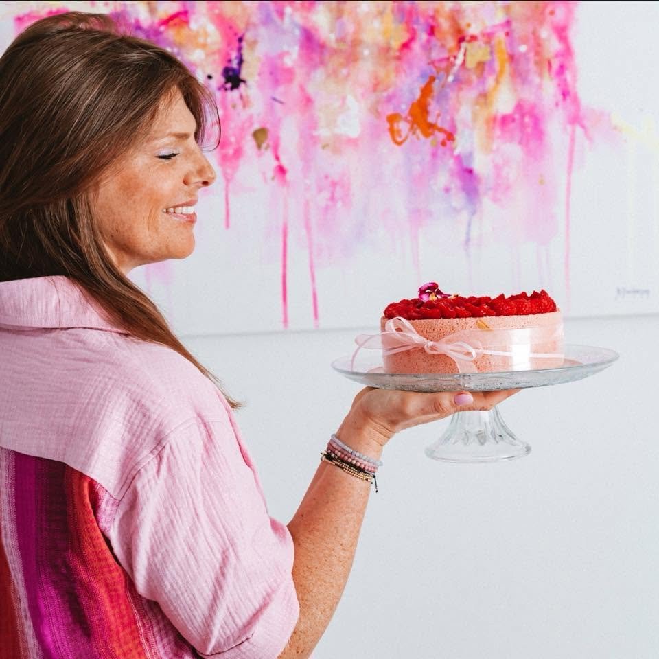 Audrey, créatrice de P’tit Cake, tenant l’une de ses pâtisseries